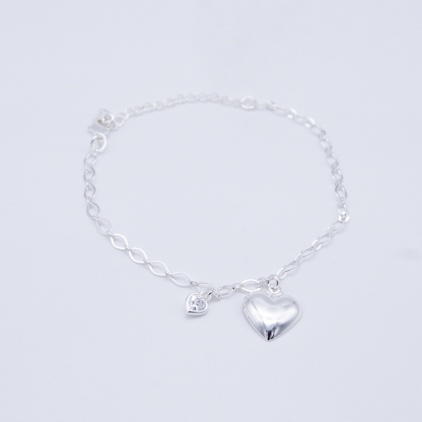 BRACCIALE DELICATO CON CUORE E PUNTO LUCE PENDENTI