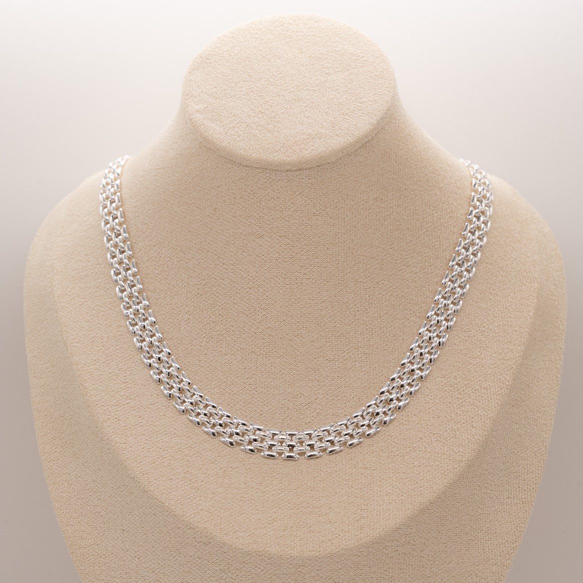 COLLANA CON PIASTRA SPESSA LISCIA E DETTAGLIATA