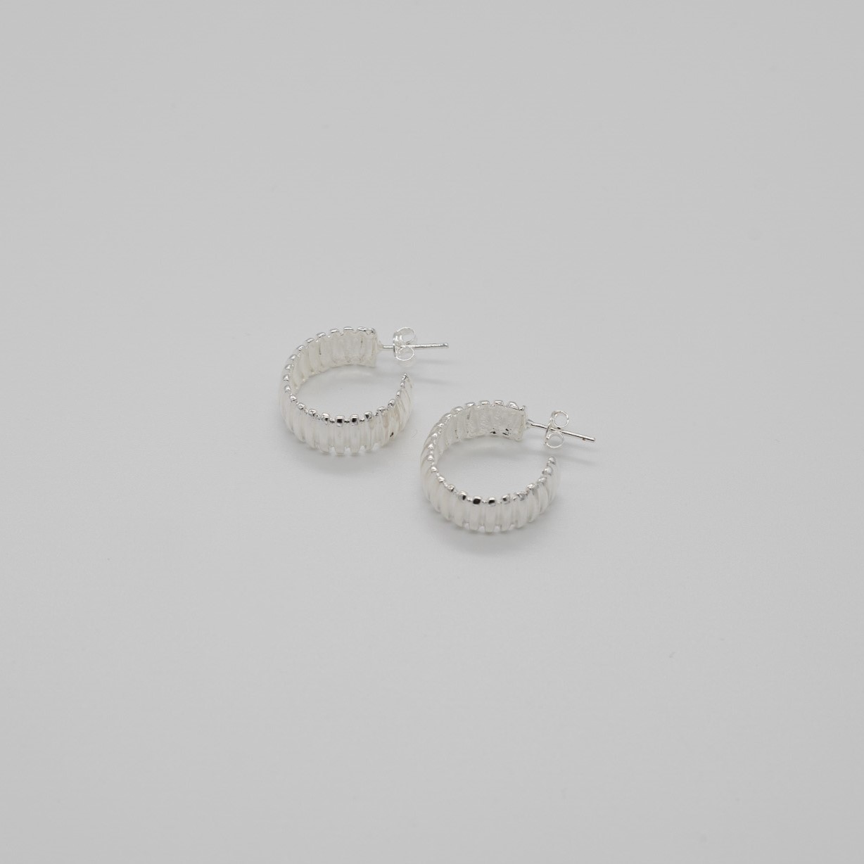 ORECCHINI A MEZZO CERCHIO CON DETTAGLI ARGENTO