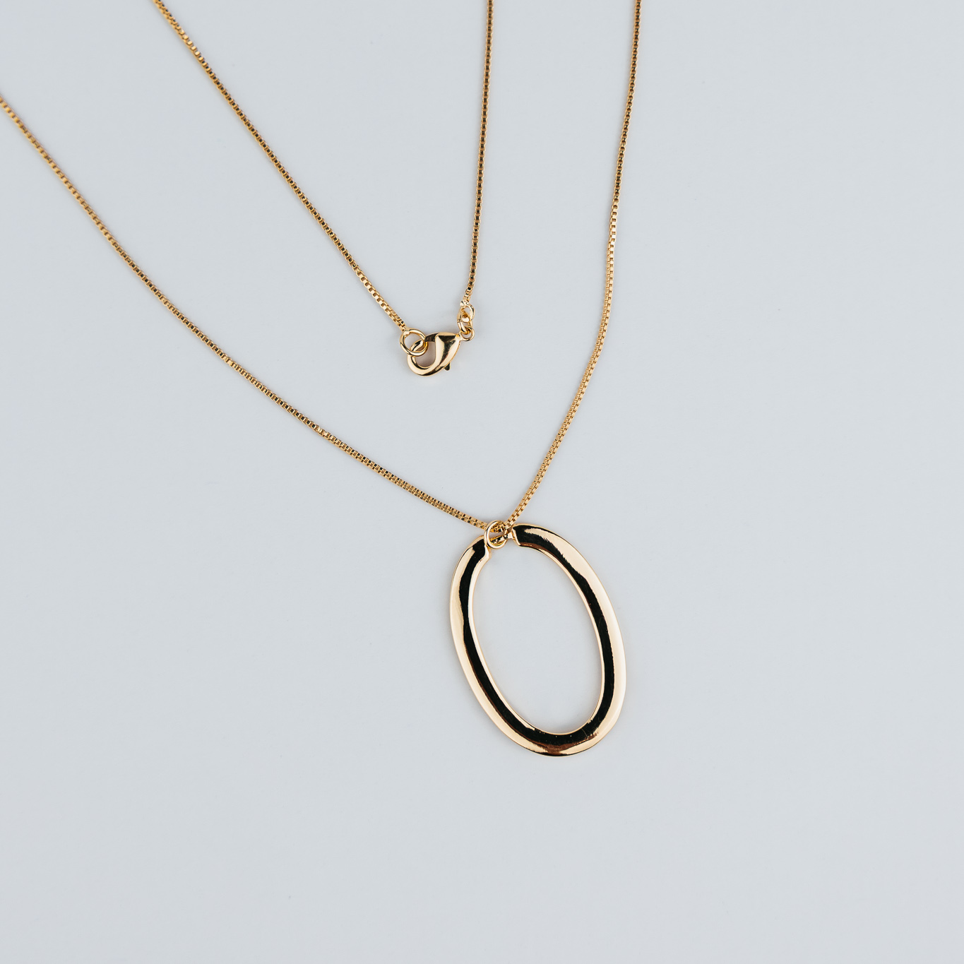 COLLANA CON PENDENTE OVALE L LISCIO