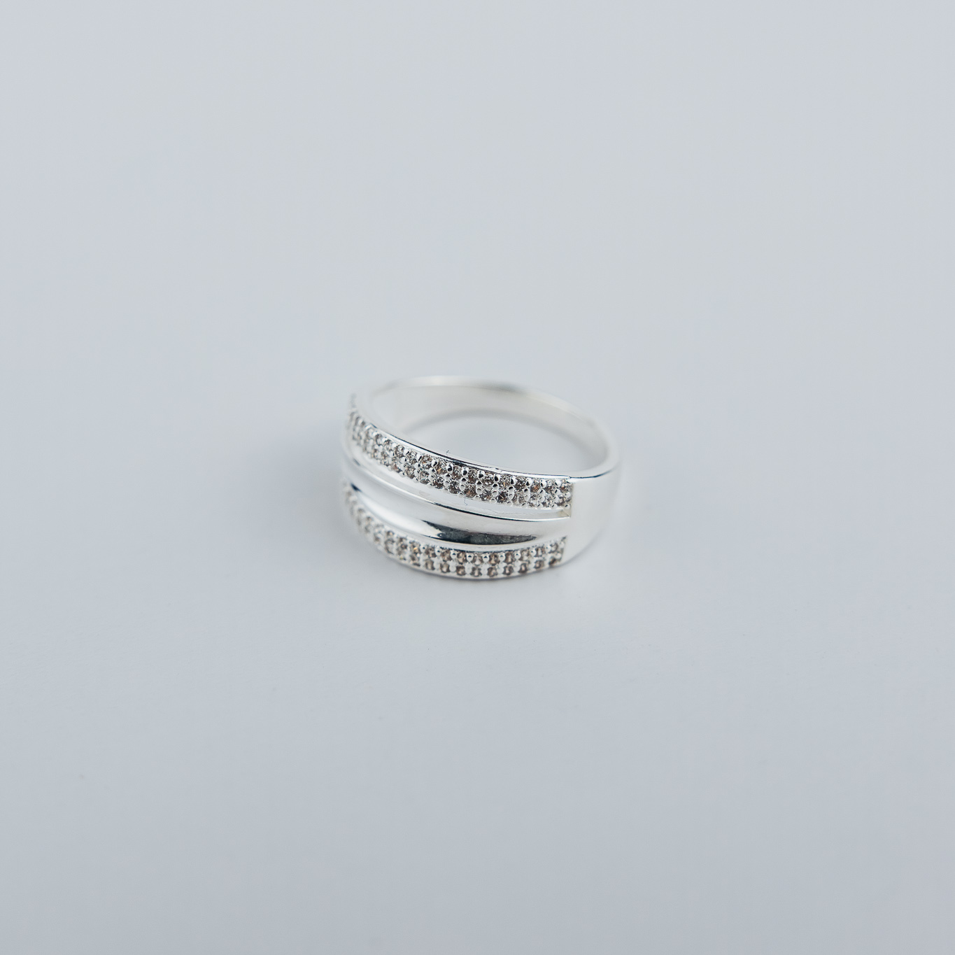 ANELLO A TRE FILI CON DUE CRIVELLATI