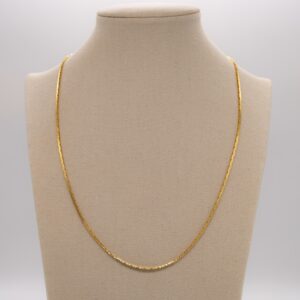 COLLANA CON DETTAGLIO DI TRIANGOLI PICCOLI INTRECCIATI