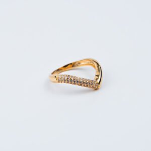 ANELLO A V CON UN LATO PAVÉ