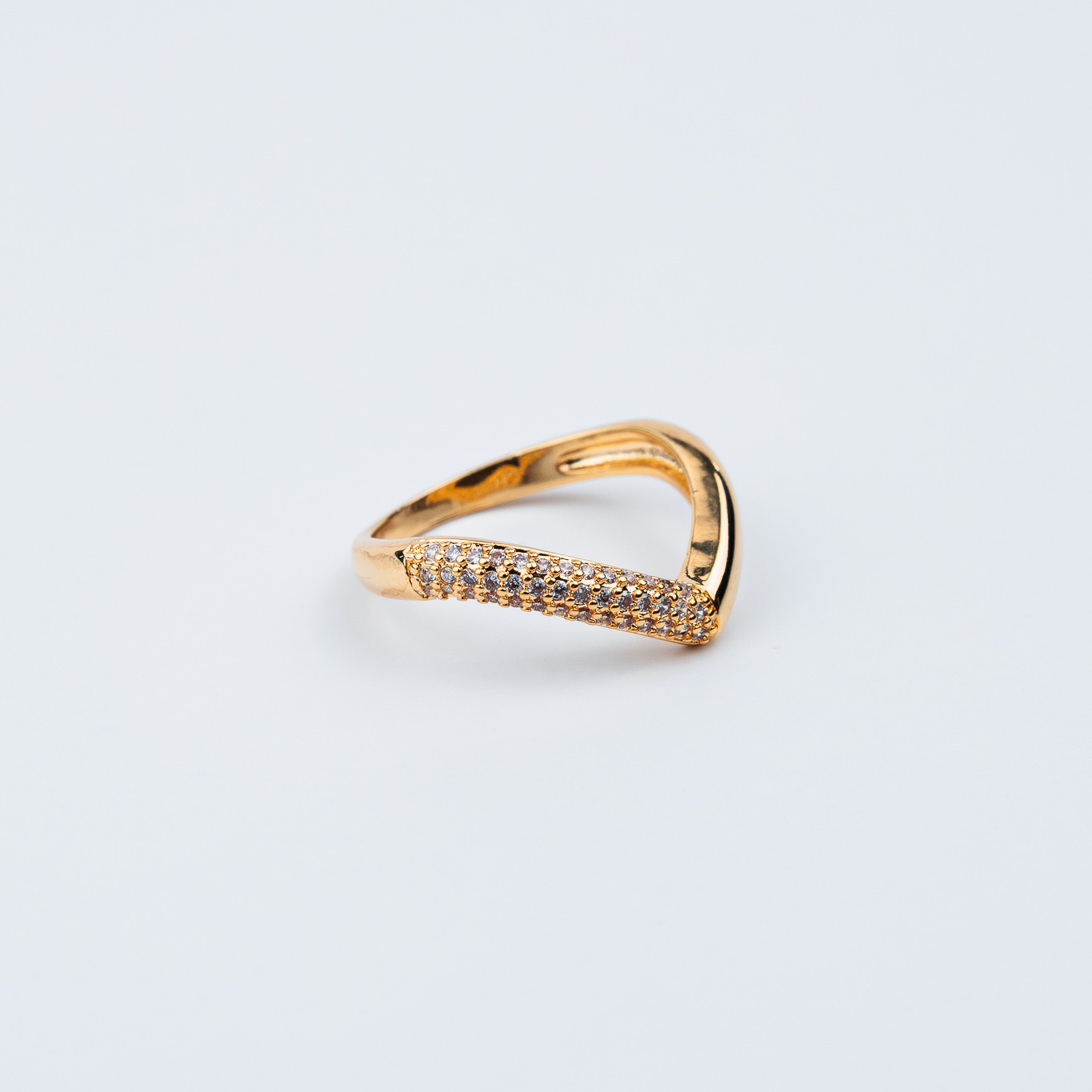 ANELLO A V CON UN LATO PAVÉ